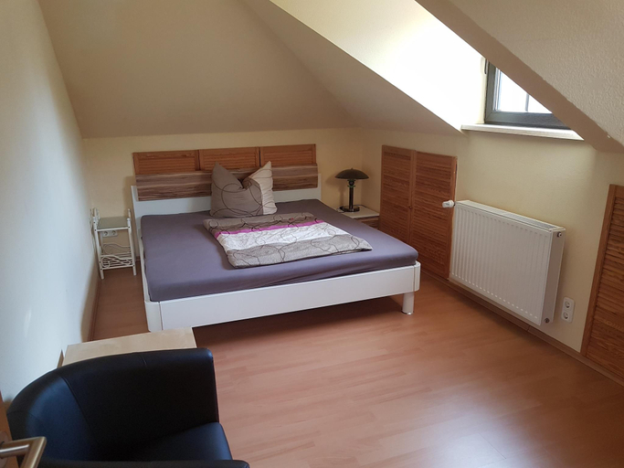 Bedroom 3, Gruppenunterkunft mit Pool in Ballenstedt, Harz