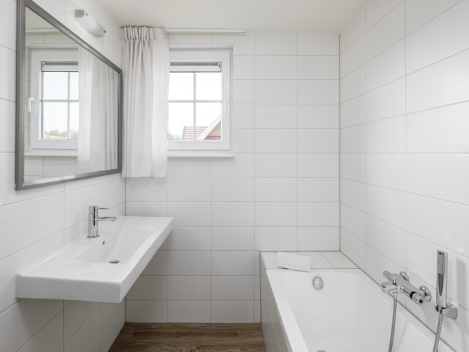 Bathroom 3, Villa in Arcen with Free Thermal Bath Access, Arcen en Velden