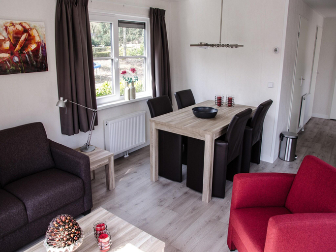 Food & Drinks 5, Chalet by Pond with Terrace Views, Steenwijkerland