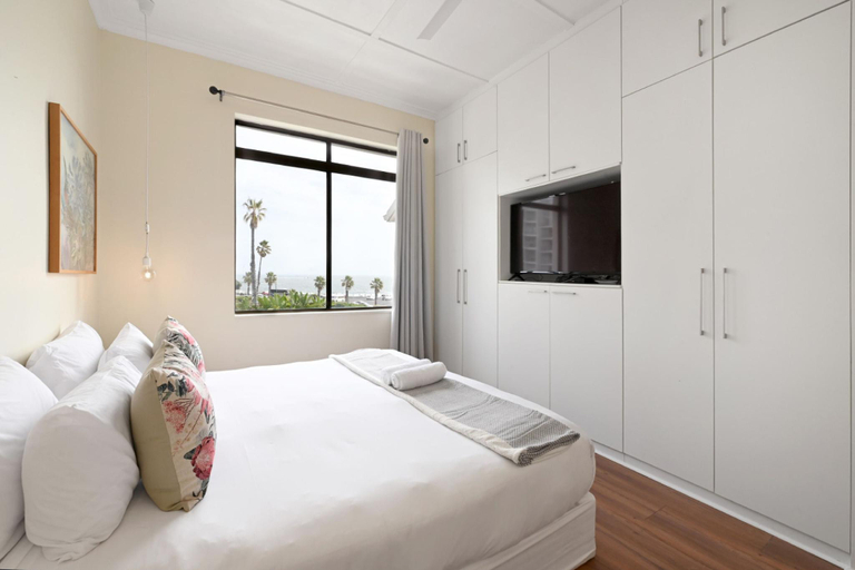 2, Sea View Ocean Facing Spacious 1 Bedroom Apartment, City of Cape Town