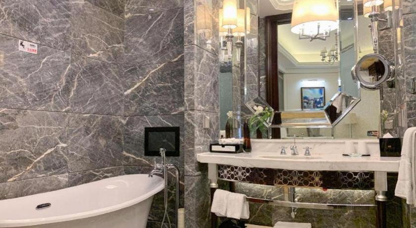 Bathroom 4, Wuxi Rsun The Lakefart Hotel , Wuxi
