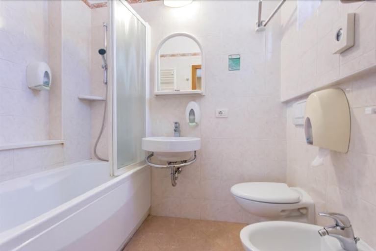 Bathroom 4, Hotel Modenese, Rimini
