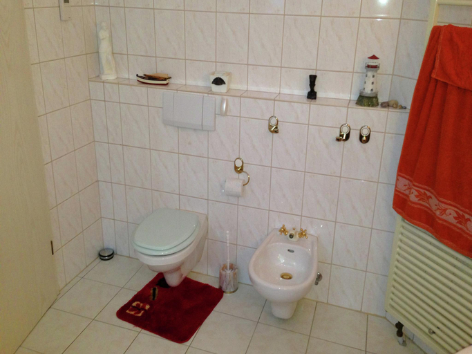 Bathroom 4, Gruppenunterkunft mit Pool in Ballenstedt, Harz