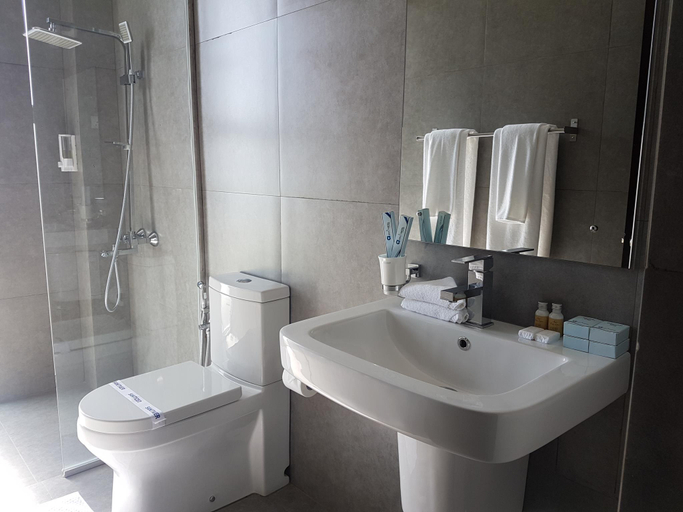 Bathroom 3, A One Hotel The Marine, Thimbirigasyaya