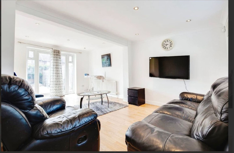 Room 5, Family-friendly 3-bed Haven in Northolt w Parking, London