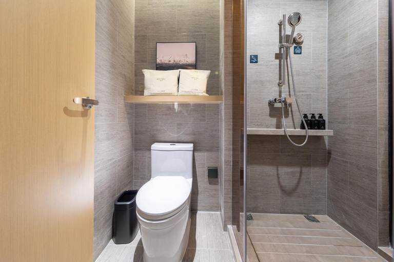 Bathroom 3, Atour Hotel North Qingdao Railway Station Middle Chongqing Road, Qingdao