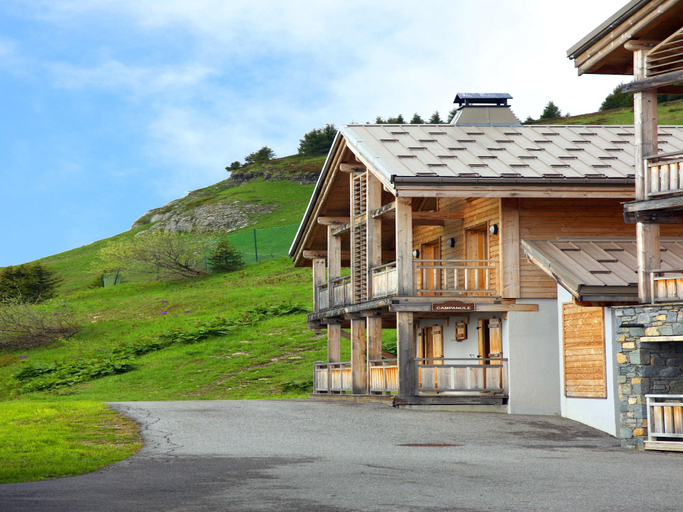 Exterior & Views