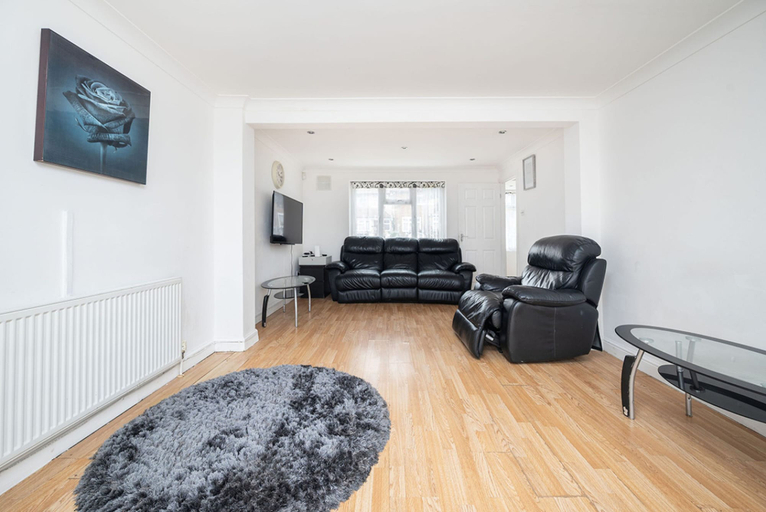 Room 4, Family-friendly 3-bed Haven in Northolt w Parking, London