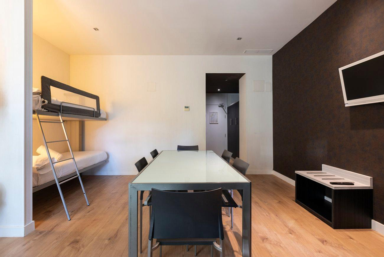 Others 5, Hostal Santa Barbara, Madrid