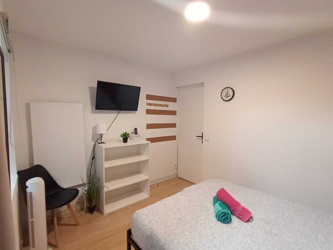 Room 2, Modern Studio in Downtown Roubaix With High Speed Internet and Workspace, Nord