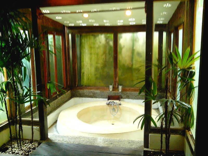 Bathroom 4, Sapulidi Cafe, Gallery & Resort, Bandung