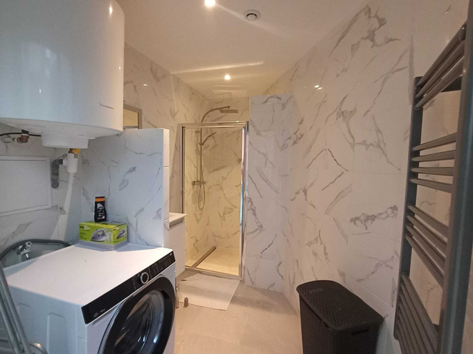 Room 5, Modern Studio in Downtown Roubaix With High Speed Internet and Workspace, Nord