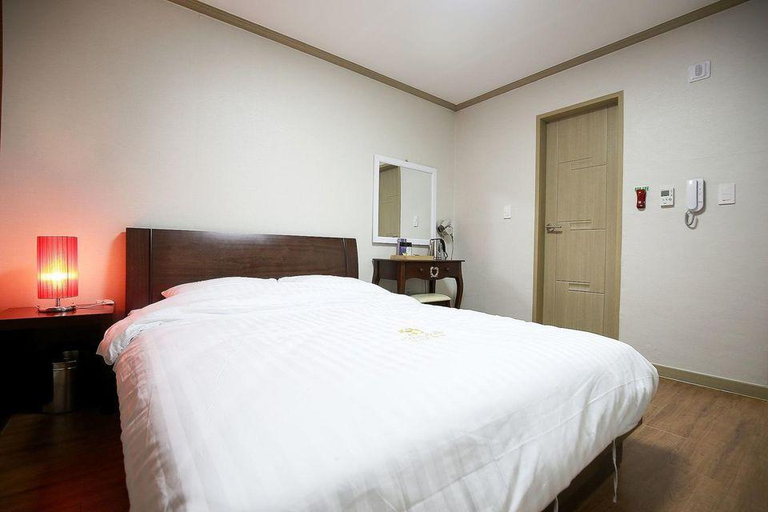 Bedroom 2, Crystal Residence Hotel, Daedeok