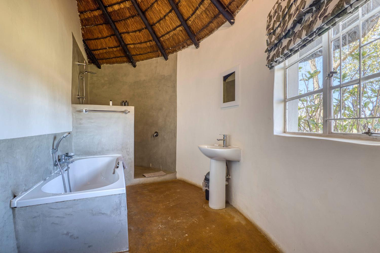Bathroom 3, Hebron Haven Hotel, Umgungundlovu