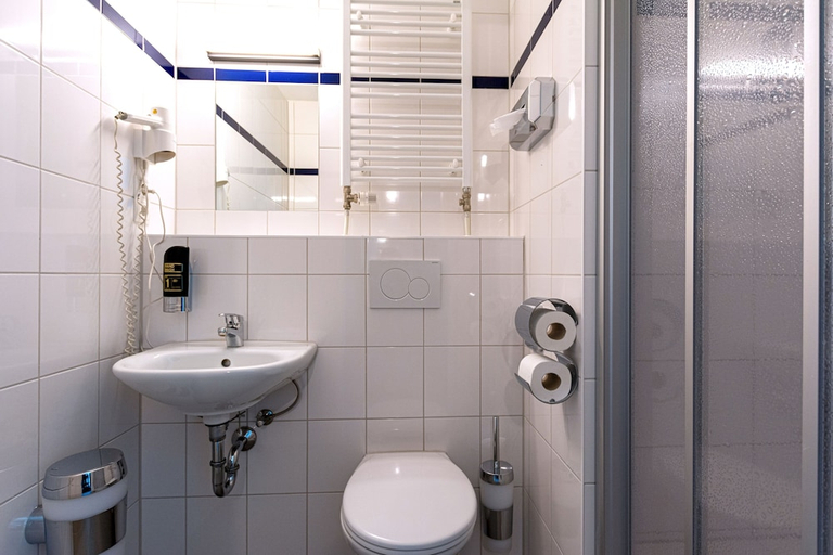 Bathroom 5, a&o Munich Laim, München