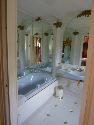 Bathroom 5, Le Petit Manoir Des Bruyeres, Yonne