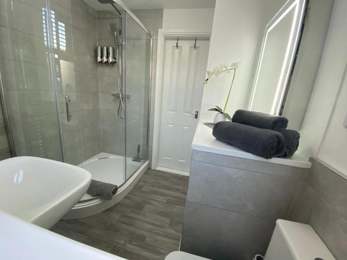 Bathroom 3, Debonair bnb @33, Worcestershire
