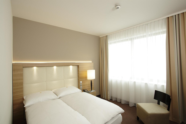Bedroom 4, H4 Hotel Berlin Alexanderplatz, Berlin