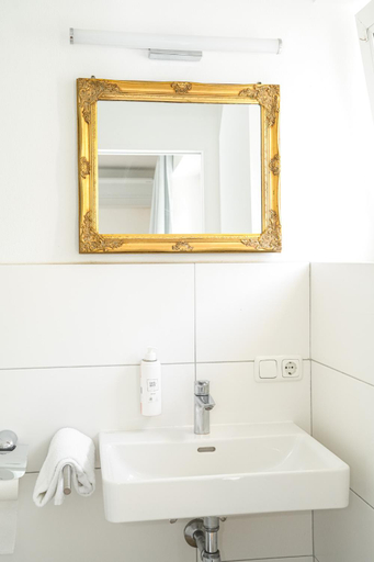Bathroom 3, Stadthotel Restaurant Auerhahn, Vöcklabruck