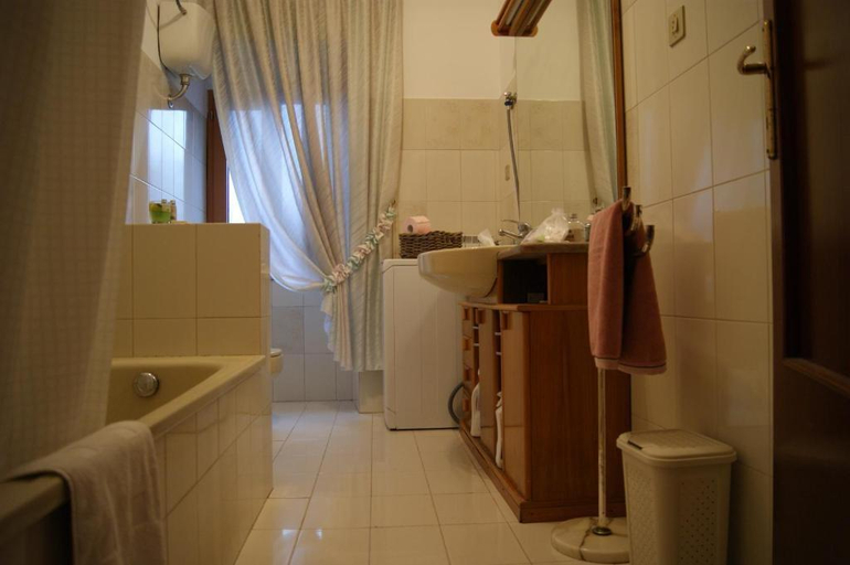 Bathroom, Ponte Rio, L'Aquila