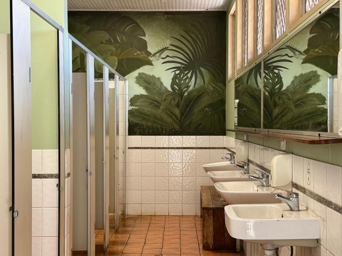 Bathroom, Roebuck Bay Backpackers and Party Bar, Broome