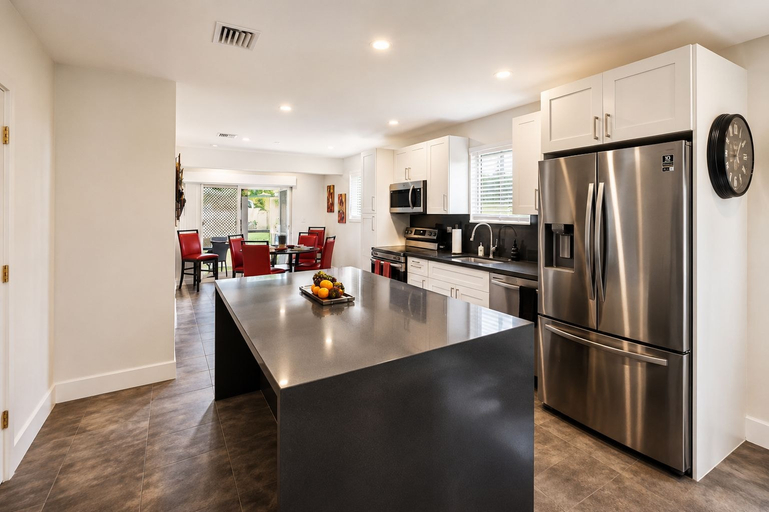 Private kitchen 5, 3BR Guitar House + Poker Lounge Near Hard Rock, Broward
