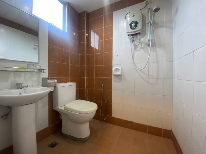 Bathroom, OYO 90835 Geopark Hotel Kuah, Langkawi