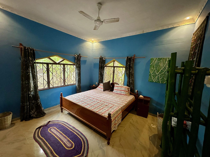 Bedroom 2, Mama's House, Magharibi