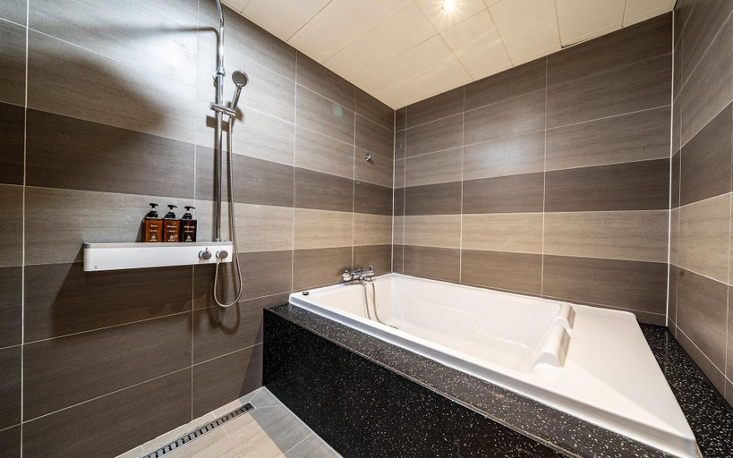 Bathroom 3, Wanju Maru Hotel, Wanju