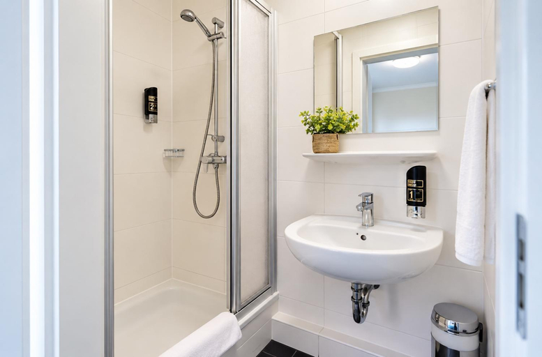 Bathroom 5, Myky Hotel Pinneberg, Pinneberg