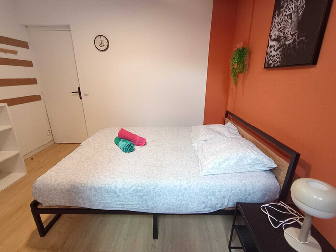 Room 4, Modern Studio in Downtown Roubaix With High Speed Internet and Workspace, Nord