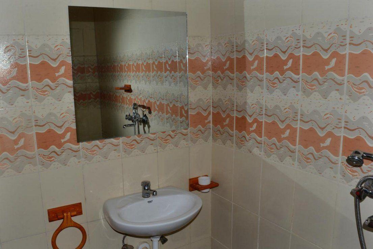 Bathroom, Mak Cottages, Busiiro