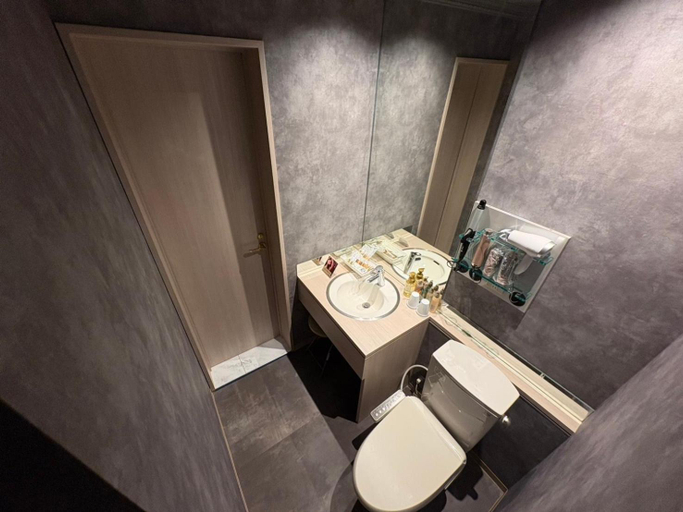 Bathroom 5, Fun3 Â€“ Adults Only, Yokohama
