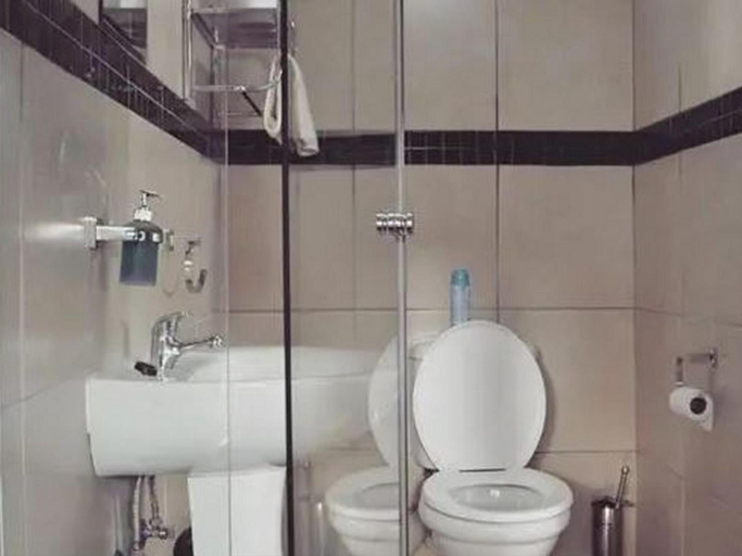 Bathroom 2, Melville House (The), City of Johannesburg