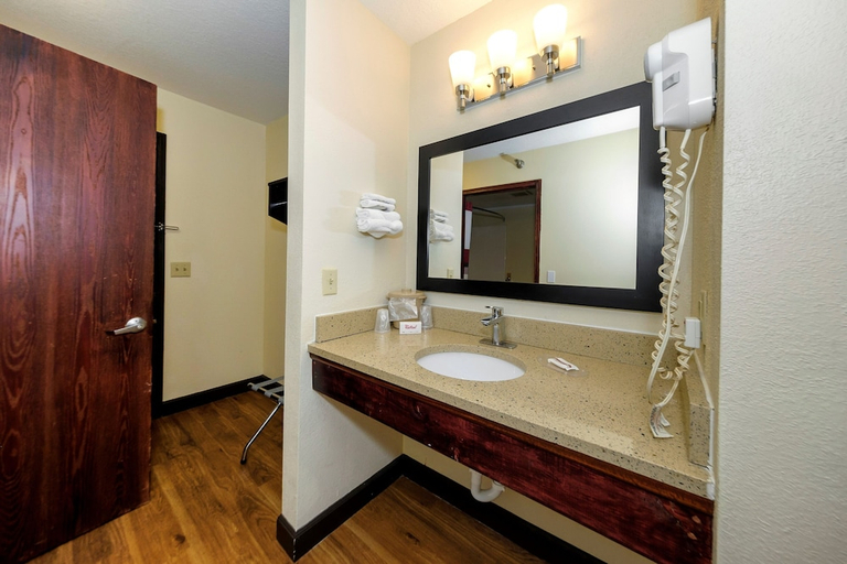 Bathroom 3, Red Roof Inn Osage Beach, Camden