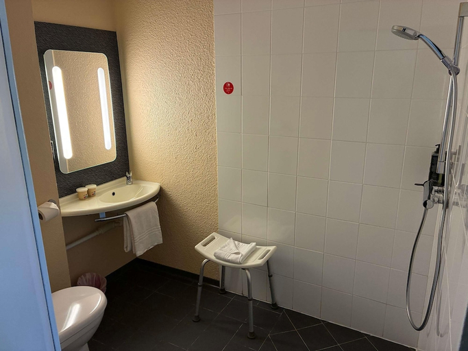Bathroom 3, ibis Lorient-Caudan, Morbihan