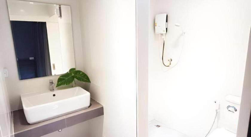 Bathroom, Coco Pino Bankrut Beach Resort., Bang Saphan