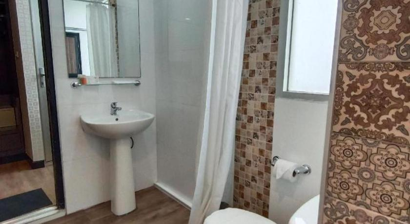 Bathroom 4, Ideal Hotel Pratunam, Ratchathewi