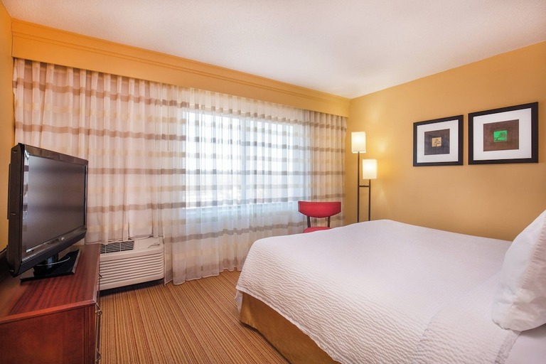 Bedroom 2, Courtyard by Marriott Hartford Manchester, Hartford