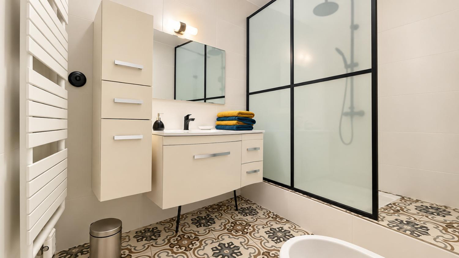 Bathroom 3, Le Rétro Mirabeau, Aude