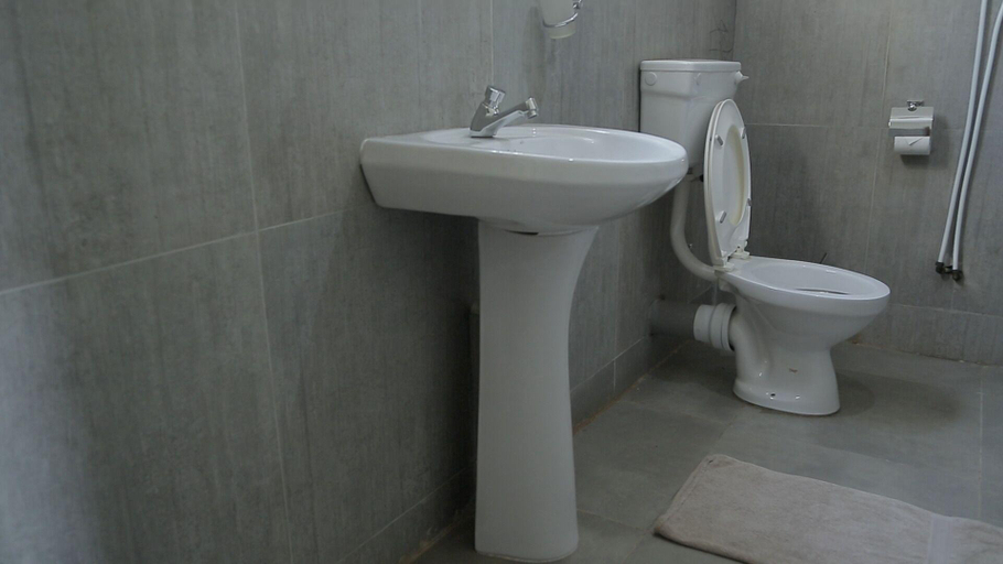 Bathroom 4, Commonlens Inn Hotel., Busiiro