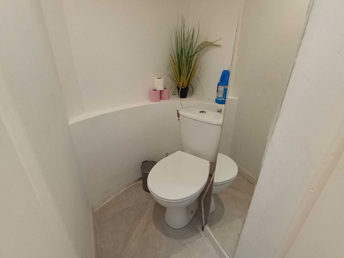 Room 3, Modern Studio in Downtown Roubaix With High Speed Internet and Workspace, Nord
