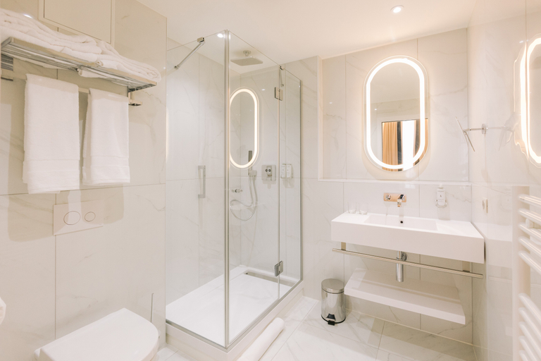 Bathroom, Hotel Majestic, Gironde