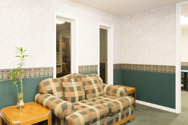 Public Area 2, Super 8 by Wyndham Taylorville IL, Christian