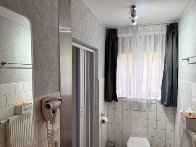 Bathroom 5, Gästehaus Würzburg 24h, Würzburg