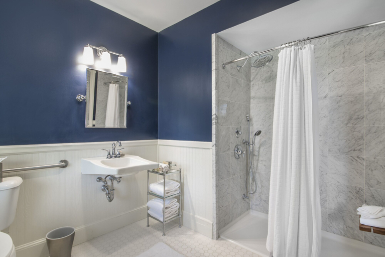 Bathroom 5, Omni Bretton Arms Inn at Mount Washington, Coos