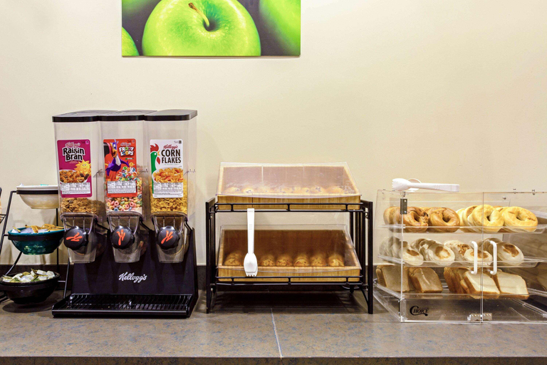 Food & Drinks 5, La Quinta Inn & Suites By Wyndham Stamford, Fairfield