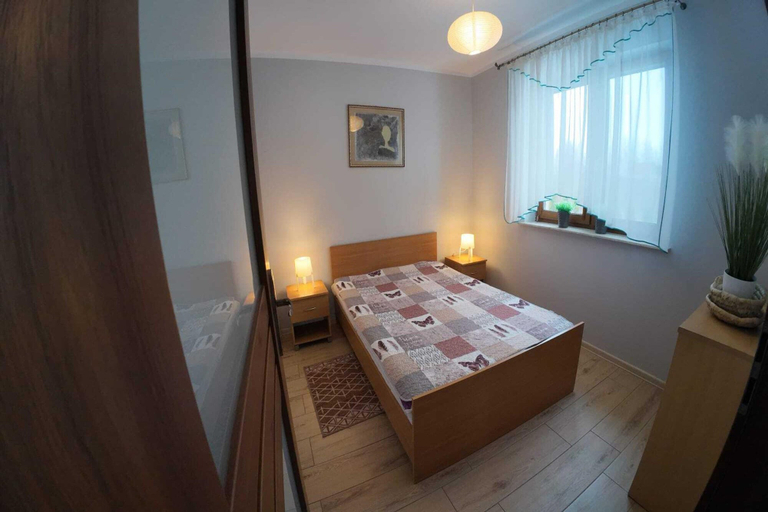 Room 2, Holiday Home, 4 Bedrooms, Private Garden, Słupsk