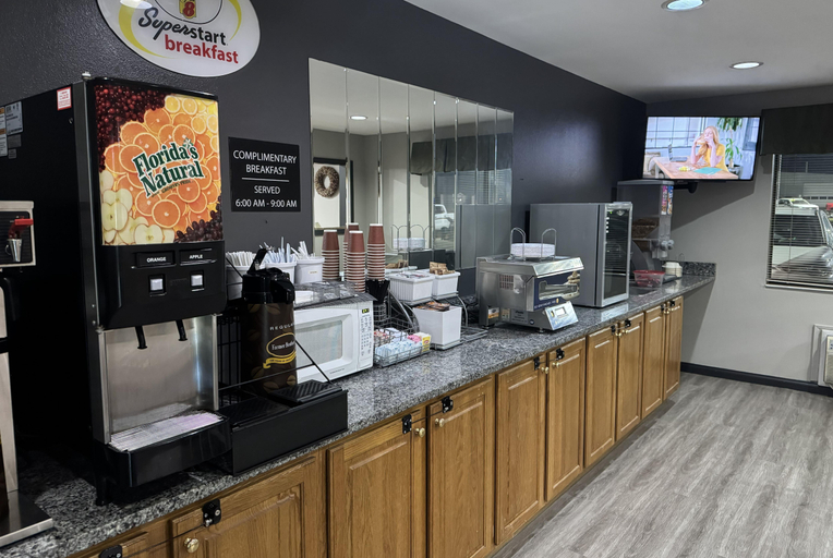 Food & Drinks 5, Super 8 by Wyndham Chanute, Neosho