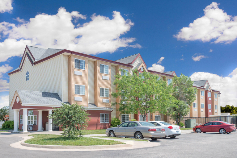 Exterior & Views 2, Days Inn & Suites by Wyndham Hutchinson, Reno
